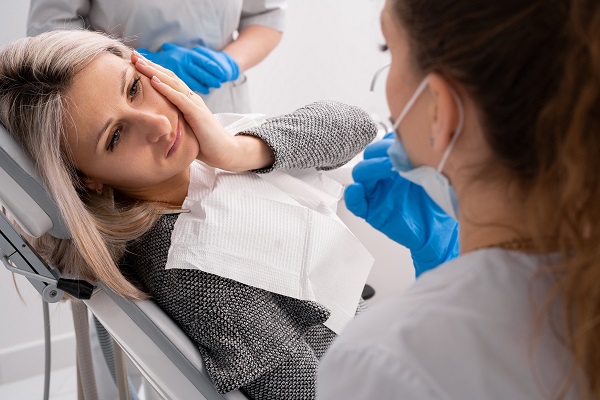 Reasons To Visit An Emergency Dentist For Tooth Extraction
